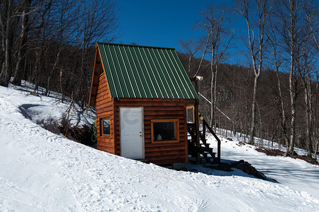 雪中​​的小木屋