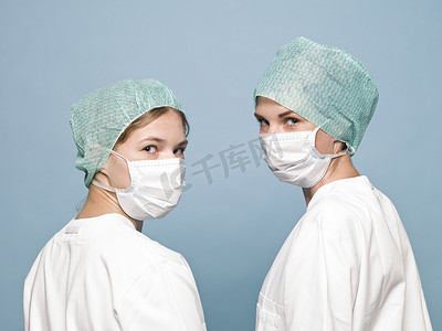 两名戴外科口罩的护士