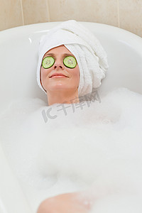 放松的女人头上戴着毛巾洗澡