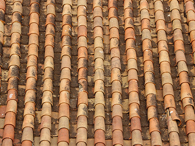 暖色调的南欧旧瓦砖屋顶