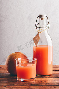 瓶葡萄柚汁与玻璃和水果