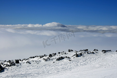 埃特纳火山上被雪覆盖的木屋