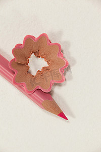 带刨花的粉色铅笔特写