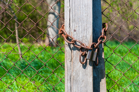 木栅栏上带链条的旧挂锁