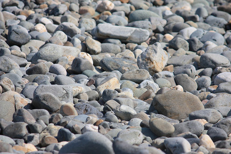 沙滩背景上的石头和岩石
