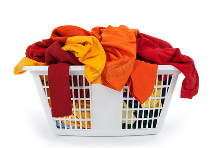 “洗衣篮里有五颜六色的衣服。红色、橙色、黄色。”