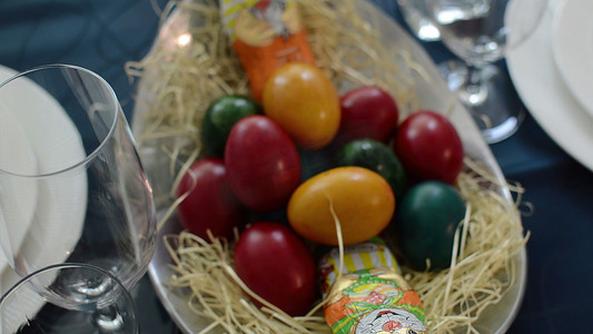 节日餐桌摄影照片_3d 插图-复活节节日餐桌与兔子和鸡蛋装饰