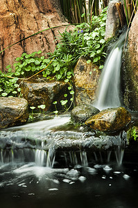 池塘瀑布摄影照片_花园瀑布。