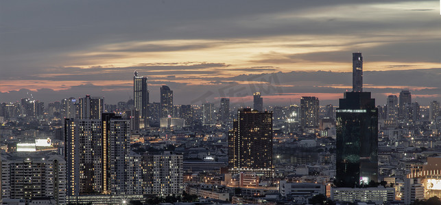曼谷城市天际线日落全景拍摄。
