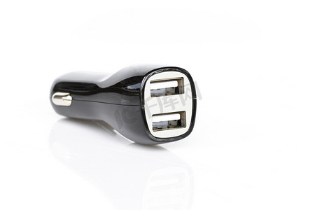 孤立在白色背景上的黑色 USB 车载充电器的图像。