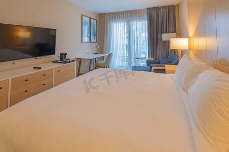 旅馆房间摄影照片_有电视和大床的豪华旅馆房间