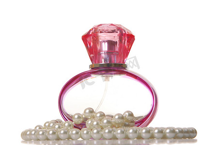 玻璃瓶背光摄影照片_玻璃瓶香水和珍珠蜜蜂