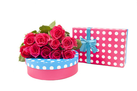 两个礼盒，上面有粉红玫瑰，与白色隔开