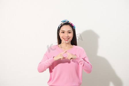 漂亮的亚洲女孩，手指交叉成 X 形，拒绝或禁止标志，选择专注于手