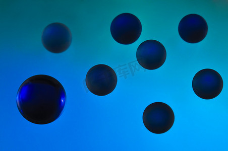 深蓝色玻璃球