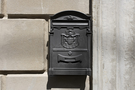 “墙上的旧意大利邮箱。Cassetta per le lettere 表示信箱，Regie poste 表示皇家邮政。”
