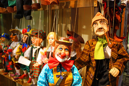 木偶小丑摄影照片_传统木偶——小丑和老人