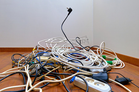 地板上缠绕着一堆不必要的电线。