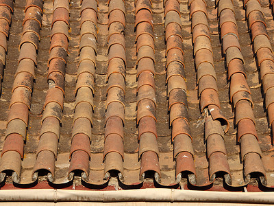 带暖色天沟的破旧瓦砖屋顶