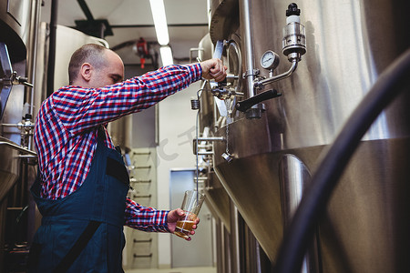 制造商从啤酒厂的储罐中灌装啤酒
