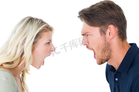 愤怒的夫妇在争吵时大喊大叫