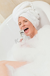 头戴毛巾洗澡的迷人女人