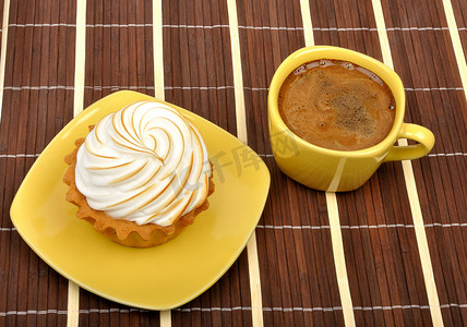茶杯蛋糕摄影照片_木垫上的咖啡和蛋糕