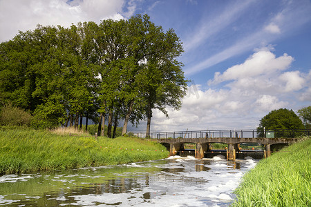 Heeswijk-Dinther 附近的 Aa 河堰