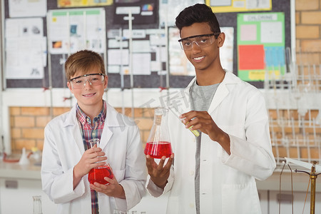 微笑的学童在实验室做化学实验的画像