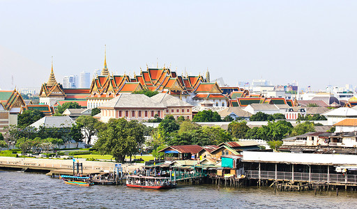 湄南河沿岸的大皇宫和曼谷市