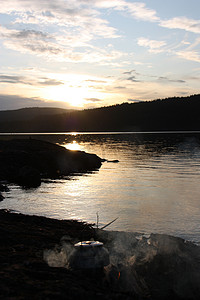 黄昏湖边摄影照片_在日落时从 Nordmarka 的 Sandungen 湖边的 Skyskafferodden 观看。