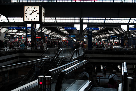 地铁拥挤摄影照片_拥挤的火车站