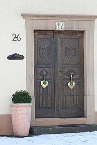 扎隆摄影照片_一个古老的，装饰精美的前门，