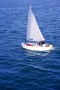 手划船摄影照片_“乐观主义者，休闲小帆船赛，西班牙”