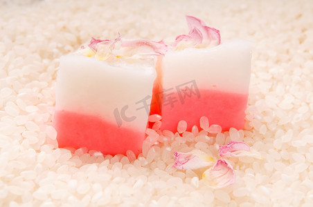 红色日式摄影照片_“日式甜点，玫瑰麻糬”