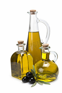 三个不同的橄榄油瓶。