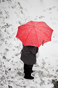 下雪天打红伞的女人