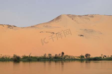 撒哈拉沙漠的开端，前景是尼罗河，在埃及阿斯旺用尼罗河船拍摄
