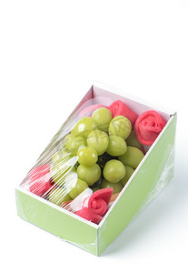 美丽的盒装闪耀马斯喀特绿葡萄隔离在白色背景。