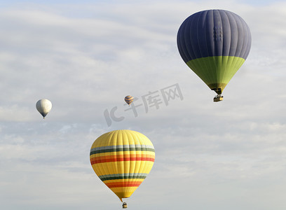 四个彩色气球多云的天空
