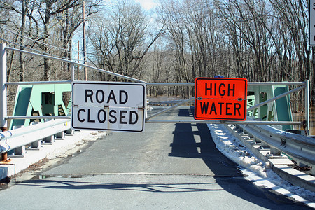 桥上被洪水淹没的道路封闭标志