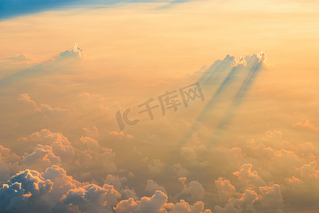 黑金炫酷大气摄影照片_日落时云层的鸟瞰图