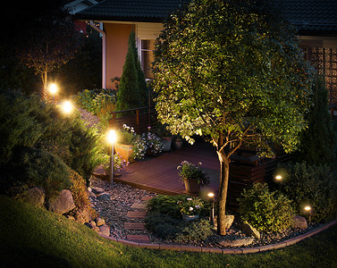 亮灯的家摄影照片_有照明的花园小径露台