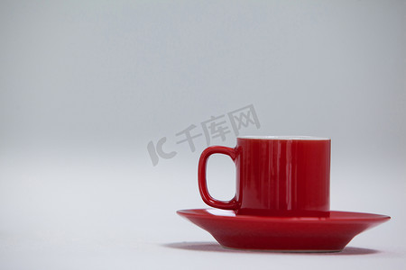 红色碟子摄影照片_特写红色咖啡杯和碟子