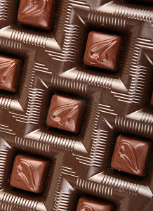 白色背景中堆积的巧克力糖