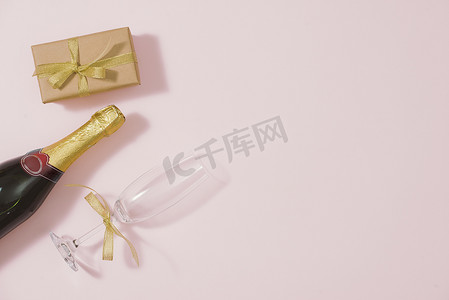 2018狗年金色中国风摄影照片_剪贴板和瓶装金色装饰的香槟。