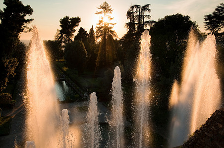 日落时在罗马德斯特别墅的海王星喷泉