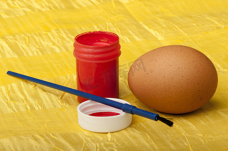 水彩画笔和复活节彩蛋