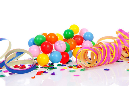 “彩色纸屑、气球和派对彩带”