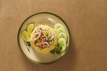 异国情调的越南美食餐厅菜单特写。白盘上的传统亚洲菜。煮白鸡肉、青黄瓜、胡萝卜和米饭切片